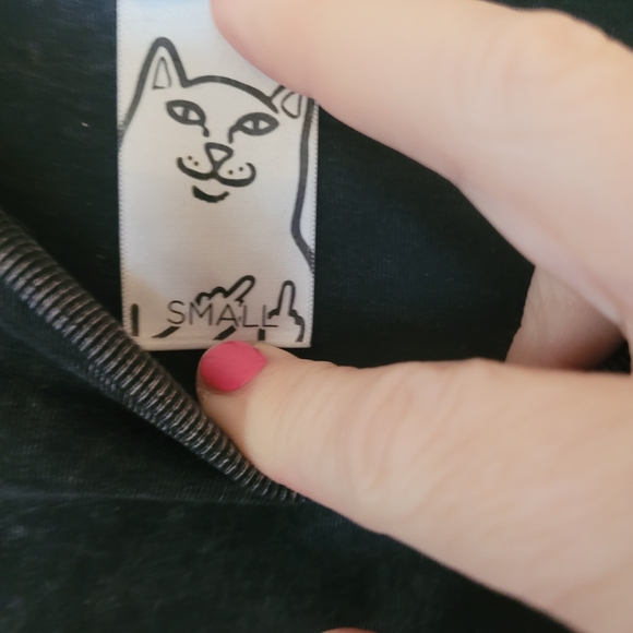 RIPNDIP charcoal T-Shirt with Cat Pocket flipping the bird. - Picture 6 of 8